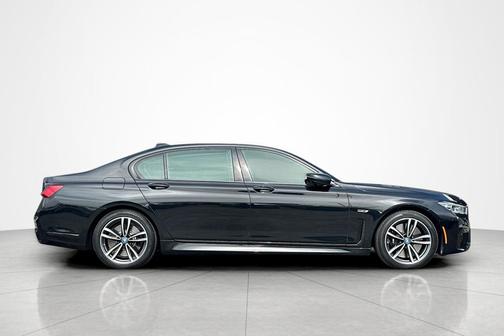 Black Sapphire Metallic 2022 BMW 745e 745e xDrive Plug-In Hybrid
