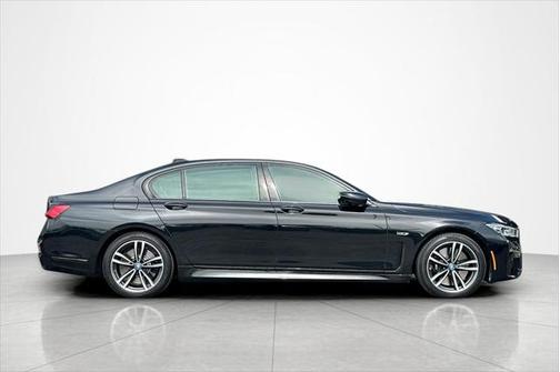 Black Sapphire Metallic 2022 BMW 745e 745e xDrive Plug-In Hybrid