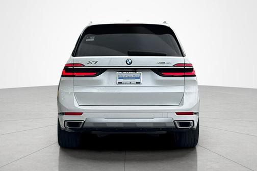 Mineral White Metallic 2024 BMW X7 xDrive40i