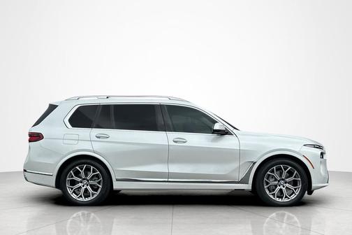 Mineral White Metallic 2024 BMW X7 xDrive40i