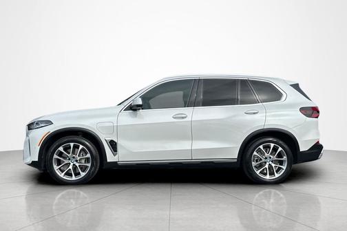 Mineral White Metallic 2024 BMW X5 PHEV xDrive50e
