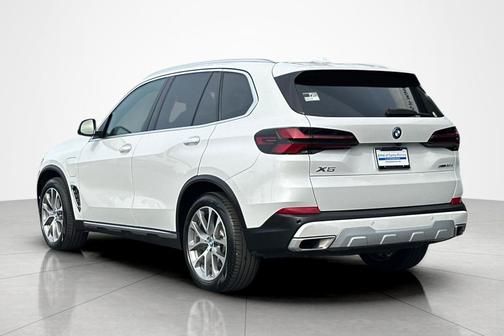 Mineral White Metallic 2024 BMW X5 PHEV xDrive50e