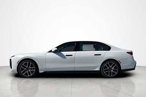 Mineral White Metallic 2026 BMW 750e i xDrive