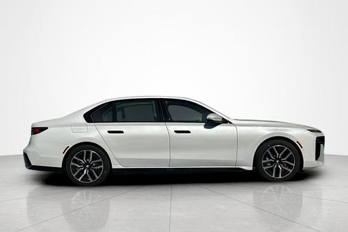 Mineral White Metallic 2026 BMW 750e i xDrive