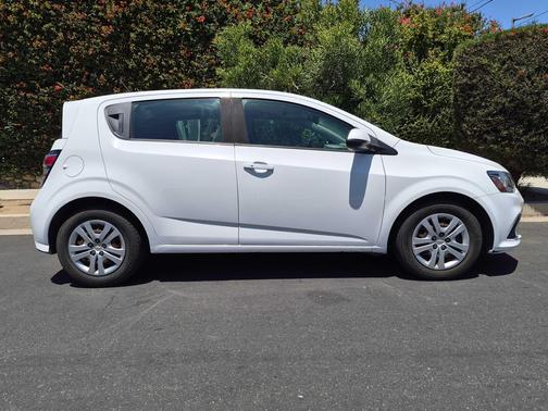 Summit White 2020 Chevrolet Sonic FWD Hatchback 1FL 5-Door