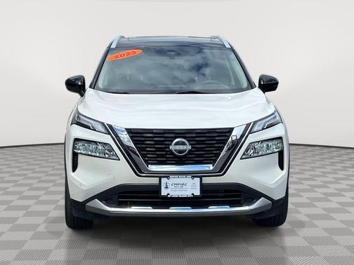 Pearl White Tricoat/Super Black 2023 Nissan Rogue Platinum