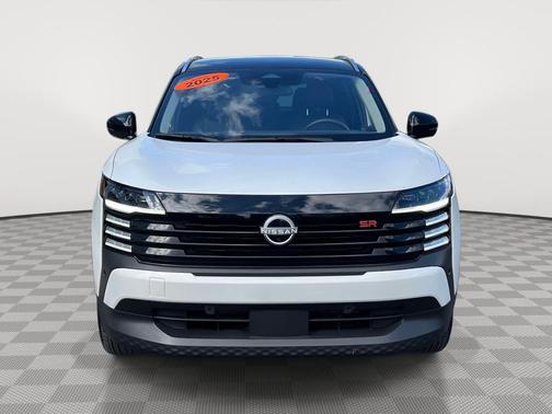 Aspen White/Super Black 2025 Nissan Kicks SR