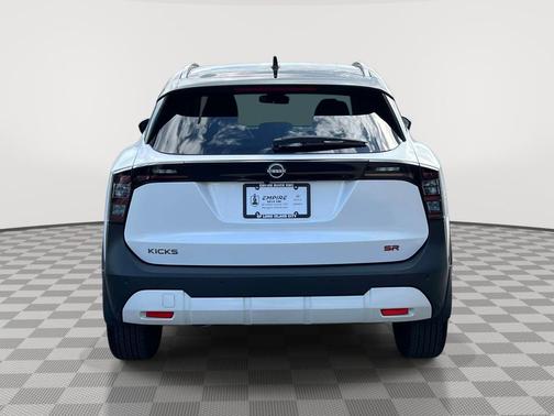 Aspen White/Super Black 2025 Nissan Kicks SR