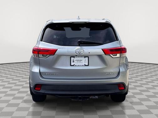 Celestial Silver Metallic 2017 Toyota Highlander XLE