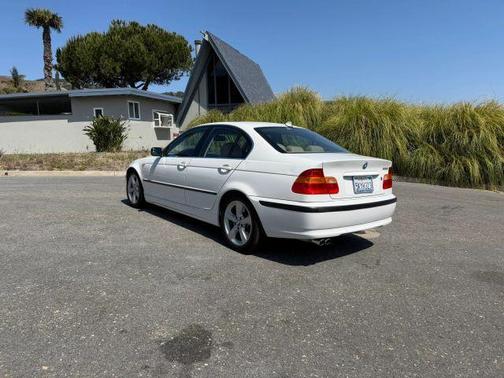 White 2005 BMW 330 i