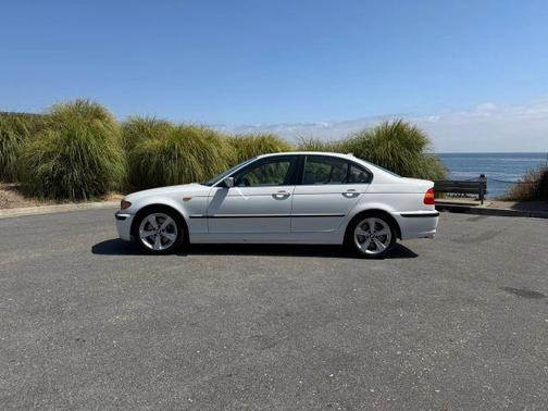 White 2005 BMW 330 i