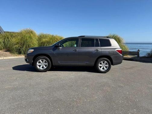 Gray 2010 Toyota Highlander Sport