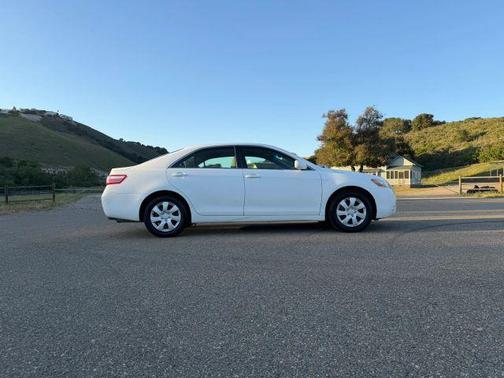 White 2009 Toyota Camry LE