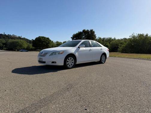 White 2009 Toyota Camry XLE