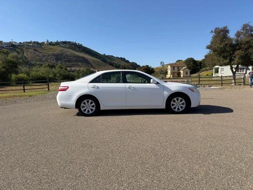 White 2009 Toyota Camry XLE