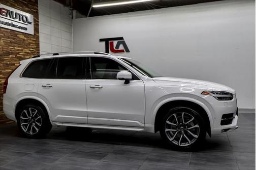 2016 Volvo XC90 T6 Momentum