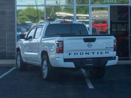 Glacier White 2023 Nissan Frontier SV