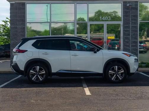 Pearl White Tricoat/Super Black 2023 Nissan Rogue Platinum