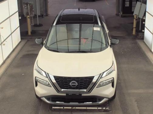Pearl White Tricoat/Super Black 2023 Nissan Rogue Platinum