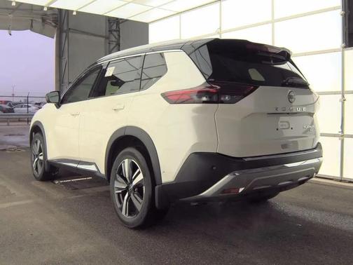 Pearl White Tricoat/Super Black 2023 Nissan Rogue Platinum