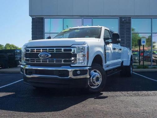 Oxford White 2023 Ford F-350 XLT