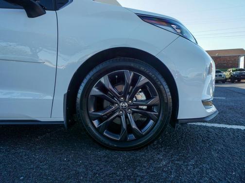 2023 Toyota Sienna XSE 7 Passenger