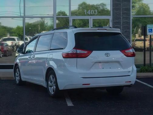 Super White 2017 Toyota Sienna LE
