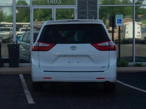 Super White 2017 Toyota Sienna LE