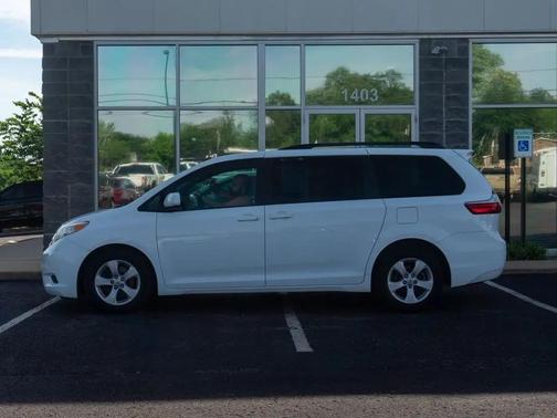 Super White 2017 Toyota Sienna LE