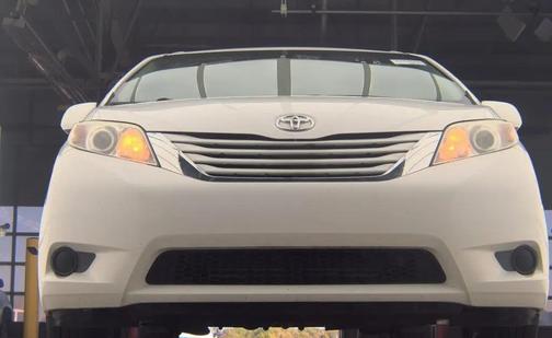 Super White 2017 Toyota Sienna LE