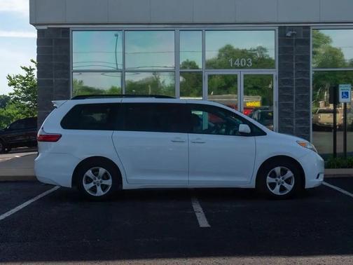 Super White 2017 Toyota Sienna LE