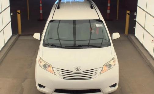 Super White 2017 Toyota Sienna LE