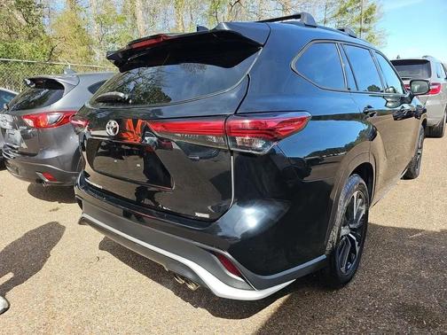 Midnight Black Metallic 2021 Toyota Highlander XSE