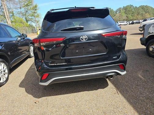 Midnight Black Metallic 2021 Toyota Highlander XSE