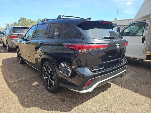 Midnight Black Metallic 2021 Toyota Highlander XSE