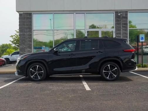 Midnight Black Metallic 2021 Toyota Highlander XSE