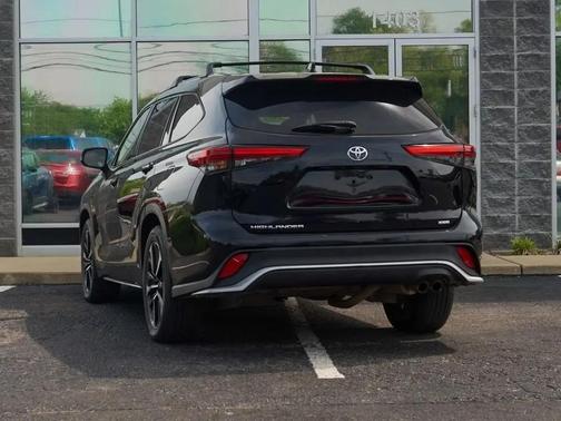 Midnight Black Metallic 2021 Toyota Highlander XSE