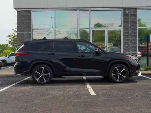 Midnight Black Metallic 2021 Toyota Highlander XSE