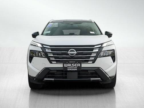 Everest White Pearl/Super Black 2026 Nissan Rogue Platinum