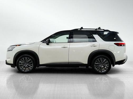 Pearl White Tricoat/Super Black 2024 Nissan Pathfinder SL