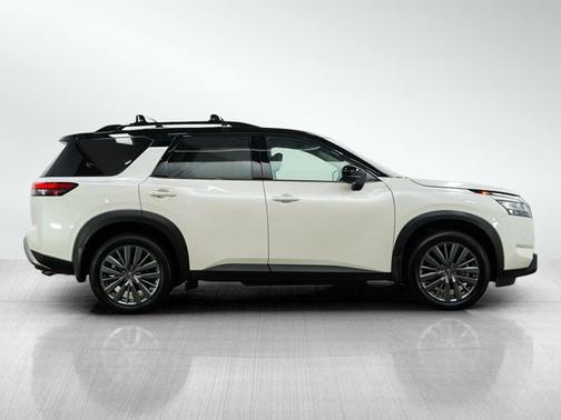 Pearl White Tricoat/Super Black 2024 Nissan Pathfinder SL
