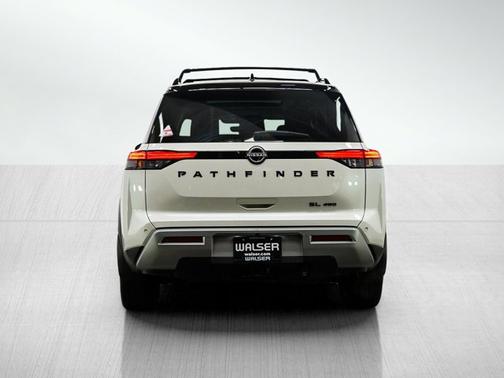 Pearl White Tricoat/Super Black 2024 Nissan Pathfinder SL