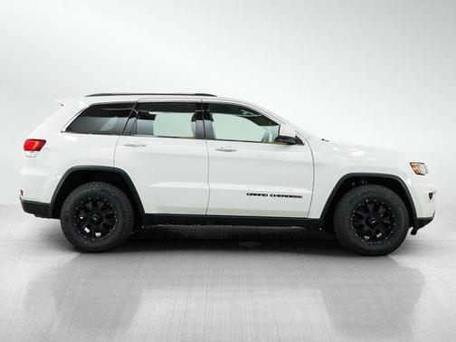 Bright White Clearcoat 2020 Jeep Grand Cherokee Laredo E
