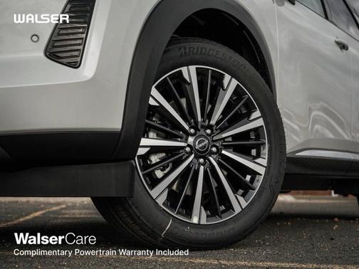 Everest White Pearl/Black 2026 Nissan Pathfinder Platinum