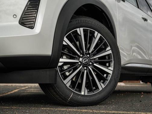 Everest White Pearl/Black 2026 Nissan Pathfinder Platinum
