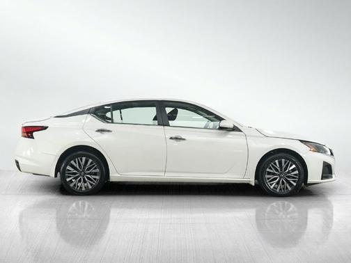 Pearl White Tricoat 2023 Nissan Altima 2.5 SV