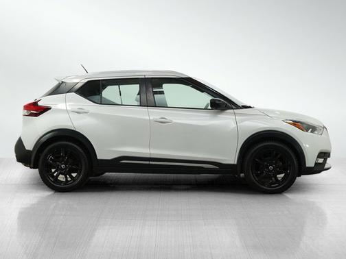 Aspen White Tricoat 2019 Nissan Kicks SR