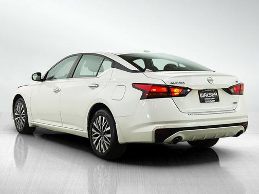 Pearl White Tricoat 2023 Nissan Altima 2.5 SV