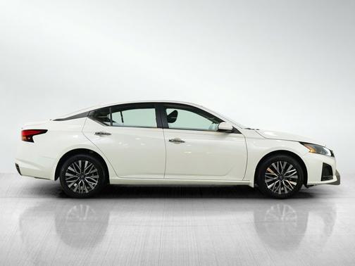 Pearl White Tricoat 2023 Nissan Altima 2.5 SV