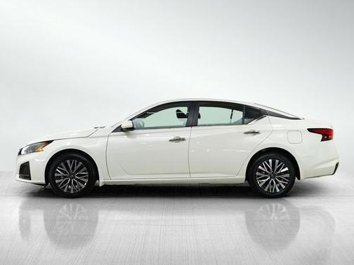Pearl White Tricoat 2023 Nissan Altima 2.5 SV
